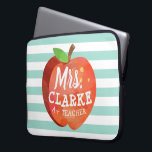 Individueller Name des Apples | des Lehrers Laptopschutzhülle<br><div class="desc">Ein Spaß und sorgloses ein seafoam Grün striped den Laptopkasten,  der eine stilisierte Apfelillustration kennzeichnet. Innerhalb dieses Apfels ist der Name Ihres Lieblingslehrers in einem playful Art-Schriftart.</div>