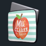 Individueller Name des Apples | des Lehrers Laptopschutzhülle<br><div class="desc">Ein Spaß und sorgloses ein seafoam Grün striped den Laptopkasten,  der eine stilisierte Apfelillustration kennzeichnet. Innerhalb dieses Apfels ist der Name Ihres Lieblingslehrers in einem playful Art-Schriftart.</div>