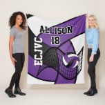 Individueller Volleyball 🏐 Sport-Lila, weiß und s Fleecedecke<br><div class="desc">Kundenspezifische Bestellung - 🥇 ORIGINAL COPYRIGHT ART DESIGN VON Donna Siegrist NUR AUF ZAZZLE VERFÜGBAR!. Volleyball 🏐 Fleece Blanket. Mit einem Volleyball Sport Design in einem lila, weißen und schwarzen Muster und DIY Name und Nummer. Das ist ein tolles Geschenk für jeden Volleyballspieler oder Liebhaber. Passende Kissen, Totensäcke und weitere...</div>