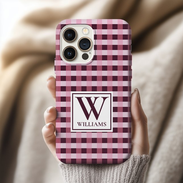 Individuelles rosa kariertes Monogramm-Handyhülle- iPhone Hülle (Custom Gingham Check Phone Case with Family Name – Personalized Gift for Him, Her, and Friends)