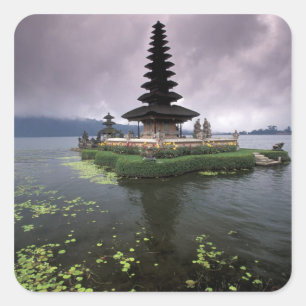 Indonesien, Bali, Ulun Danu-Tempel. Quadratischer Aufkleber