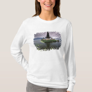Indonesien, Bali, Ulun Danu-Tempel. T-Shirt