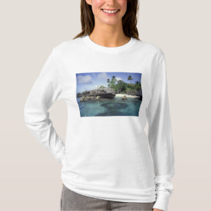 Indonesien. Felsformationen entlang der Küste T-Shirt