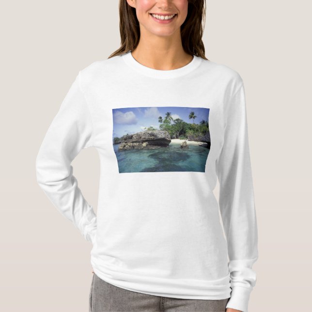 Indonesien. Felsformationen entlang der Küste T-Shirt (Vorderseite)