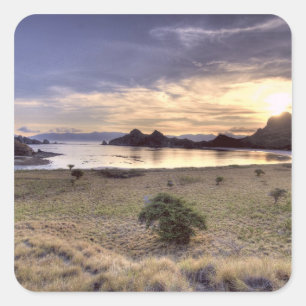 Indonesien, Komodo-Nationalpark. Sonnenuntergang Quadratischer Aufkleber