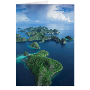 Indonesien, Westpapua. Luftaufnahme von Raja Ampat