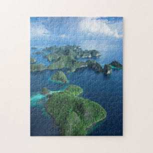 Indonesien, Westpapua. Luftaufnahme von Raja Ampat Puzzle
