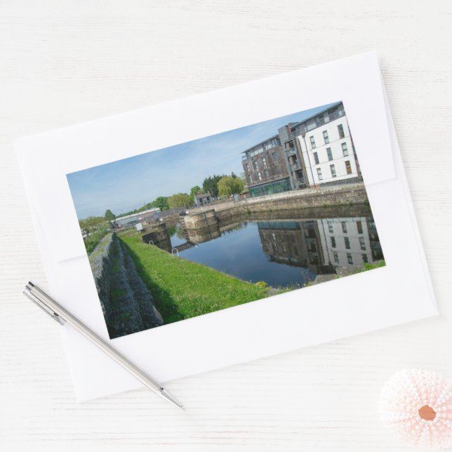 Industrial Echoes: Modern Living on the Wakefield Rechteckiger Aufkleber (Umschlag)