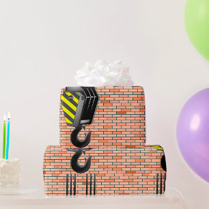 Industriekranhaken vor Ziegelwand Geschenkpapier
