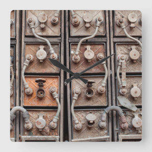 Industrielle Ausrüstung im stillgelegten Bergwerk  Quadratische Wanduhr