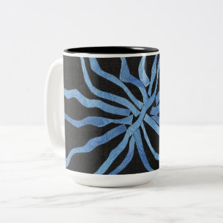 Ineinander verwobene blaue Streifen vor Schwarz Zweifarbige Tasse