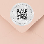 Informationen zur Hochzeitsseite QR Informationen  Runder Aufkleber<br><div class="desc">Fügen Sie Ihre URL für Ihre Hochzeitswebsite hinzu. Für Informationen,  Details,  Online-uAwg. Ein silbernes Imitat mit Glitzern.</div>