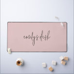 Informeller Skriptname Schlicht Blush Pink Schreibtischunterlage<br><div class="desc">Informeller Skriptname Schlicht Blush Pink. Moderne Einfachheit,  die Sie einfach mit Ihrem Namen personalisieren können. Kann über die Option Weitere bearbeiten auf eine beliebige Farbe geändert werden.</div>