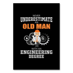 Ingenieur alter Mann mit einem Ingenieurdiplom Tischnummer