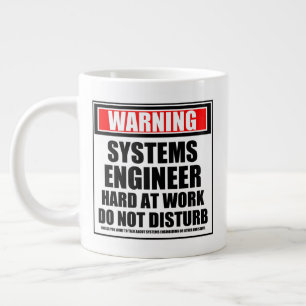Ingenieur von Warnsystemen arbeitet hart Jumbo-Tasse
