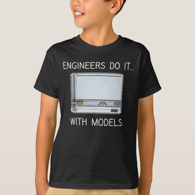 Ingenieure tun es... Mit Modellen. T-Shirt (Vorderseite)