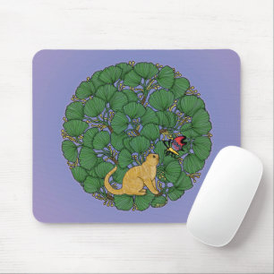 Ingwerkatze schaut auf einen Schmetterling Mousepad