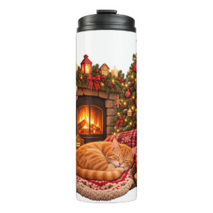 Ingwerkatze schlafend am Kamin Weihnachts-Clipart Thermosbecher