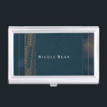 Inhaber der Bokeh Glam Blue & Gold Business Card Visitenkarten Dose<br><div class="desc">Bokeh Glam Blue & Gold Business Card Inhaber. Passen Sie den Text an oder verließ ihn leer.</div>