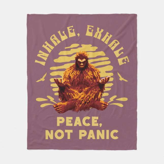 Inhalieren, Frieden ausatmen, keine Panik Bigfoot  Fleecedecke (Vorderseite)