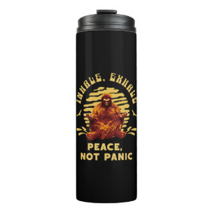 Inhalieren, Frieden ausatmen, keine Panik Bigfoot Thermosbecher