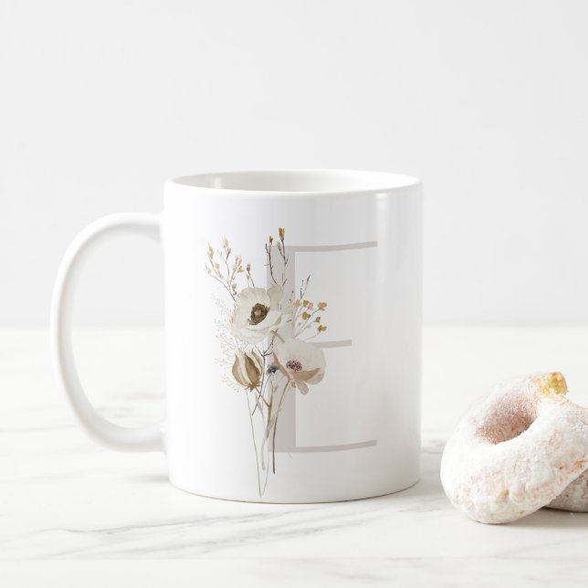Initial E mit weich Blume Kaffee Tasse (Mit Donut)