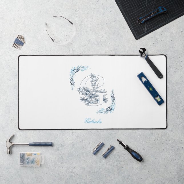 Initial "G" Blue Monogram Calm Floral Schreibtischunterlage (Arbeitsplatz)
