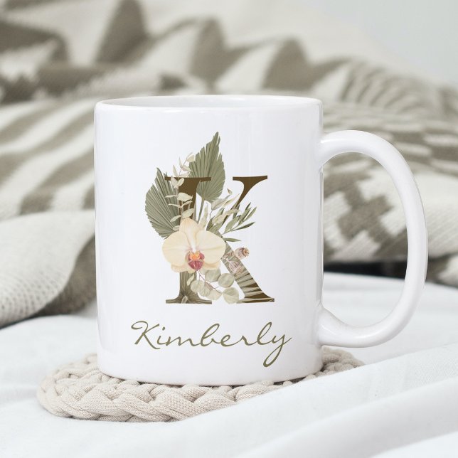 Initial K Boho Floral Orchid Greenery Individuelle Kaffeetasse (A personalized coffee mug with a floral design and your initial. Perfect for a cozy morning.)