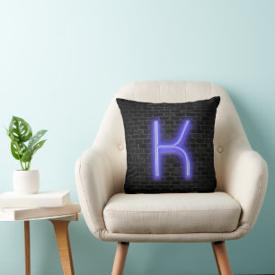 Initial K in Neon Marquee auf Brick Kissen
