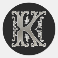 Initial-K-Rundkleber in Silber