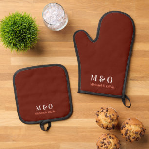 Initial Monogram Couple Name Burgundy Red Ofenhandschuh & Topflappen-Set
