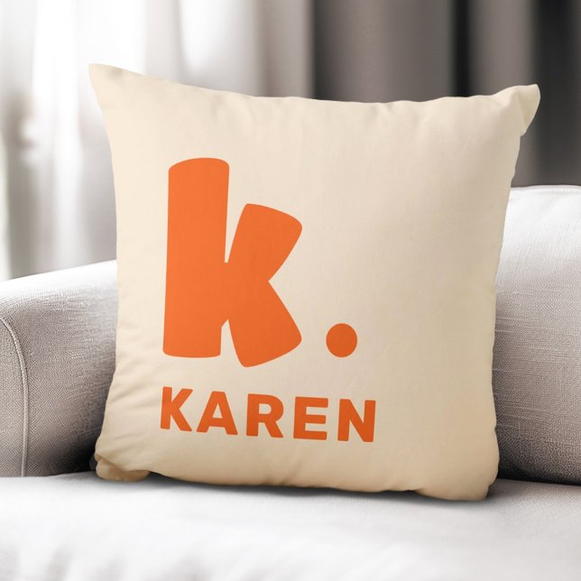 Initial-Monogramm und Name Orange Kissen (Bold monogram initial and name orange throw pillow)