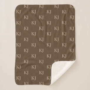 Initial-Muster für klassische braun- und Beige-Mon Sherpadecke