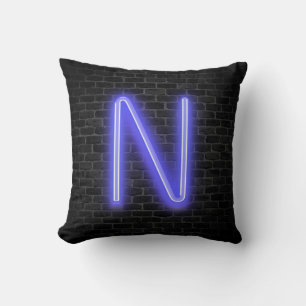 Initial N in Neon Marquee auf Brick Kissen