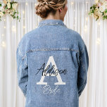 Initial und Name Personalisiert Jeansjacke<br><div class="desc">Bride Monogramm Denim Jacke personalisiert mit einem Initial und Namen,  ideal für einen Bräuner oder Polterabend mit einem modernen Design und fett gedruckten Schriftart auf der Rückseite. Ändern Sie die Farben oder Platzierung,  indem Sie auf die Schaltfläche klicken,  um das Design zu bearbeiten.</div>