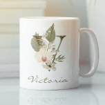 Initial V Boho Floral Orchid Greenery Individuelle Kaffeetasse<br><div class="desc">Eine personalisierte Kaffee-Tasse mit einem böhmischen Buchstaben "V" Monogramm,  mit dekorativen Orchideen und Palmblattbildern. Einfach mit Ihrem Namen anpassen oder ein einzigartiges Geschenk für Ihre Lieben schaffen.</div>