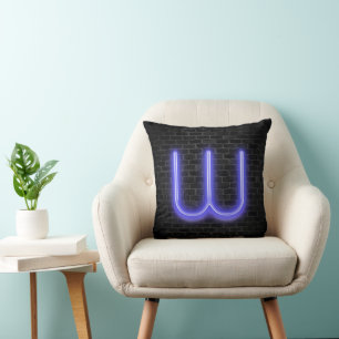Initial W in Neon Marquee auf Brick Kissen