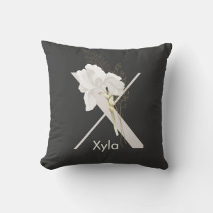 Initial X mit Blume der weichen Farbe auf Schwarz Kissen