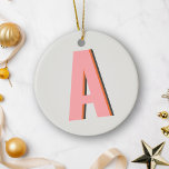 Initiale rosa und orangefarbene Retro-Typografie Keramik Ornament<br><div class="desc">Mit diesem personalisierten monogramm-Keramik-Ornament mit einem lebhaften Retro-Design in Rosa und Orange fügen Sie Ihrem Weihnachtsdekor eine kühne, Vintage Touch hinzu. Ideal für diejenigen, die eine spielerische und nostalgische Ästhetik Liebe haben, kann dieses Ornament mit Ihren Initialen individuell gestaltet werden, was es zu einem einzigartigen Sake oder einem nachdenklichen Urlaubspensum...</div>