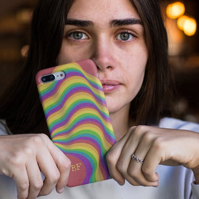 Initialen der Retro Wavy Rainbow Lines Monogram iPhone Hülle (Von Creator hochgeladen)
