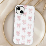 Initialen des rosa Bow Preppy Coquette Pattern Mon Case-Mate iPhone 14 Plus Hülle<br><div class="desc">Personalisiertes iPhone Gehäuse mit gürtelrosa Bogen-Muster in preppy coquette Stil. Fügen Sie Ihren Namen, Monogramm oder Initial hinzu. Für das iPhone 14 Plus konzipiert, wird aber auch für viele andere Modelle geeignet sein. Wenn Sie einen anderen Karo wählen, sieht das Design in der Vorschau immer noch gut aus und kann...</div>