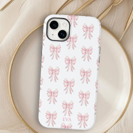 Initialen des rosa Bow Preppy Coquette Pattern Mon Case-Mate iPhone 14 Plus Hülle