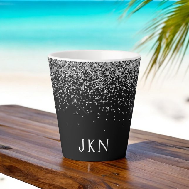 Initialen für die Mädchenbezeichnung in der Schwar Milchtasse (Von Creator hochgeladen)