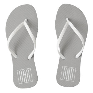 Initialmonogramm   Weiß auf hellgrau Flip Flops