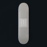 Initialmonogramm | Weiß auf hellgrau Skateboard<br><div class="desc">Klug,  kühn und modern.</div>