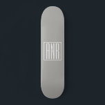 Initialmonogramm | Weiß auf hellgrau Skateboard<br><div class="desc">Klug,  kühn und modern.</div>