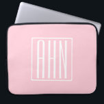 Initialmonogramm | Weiß auf hellrosa Laptopschutzhülle<br><div class="desc">Weich hellrosa mit Ihrem individuellen Monogramm...  optimistisch & modern.</div>