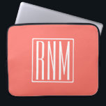 Initialmonogramm | Weiß auf Korallen Laptopschutzhülle<br><div class="desc">3 Initialen mit Monogramm.</div>