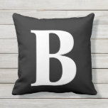 Initialpatio Schwarz-weiß Monogramm Kissen<br><div class="desc">Schwarz-weißes Monogram Initial Patio Outdoor Kissen wird Ihre Gartenmöbel aufhellen.  
KLICKEN SIE AUF VORLAGENOPTION PERSONALISIEREN,  UND GEBEN SIE DEN MONOGRAMM-BRIEF EIN.
Auf beiden Seiten des Kopfkissens ist der schwarze Hintergrund individuell einstellbar.  Große,  weiße Monogramm-Buchstaben zentriert auf der Vorderseite.</div>