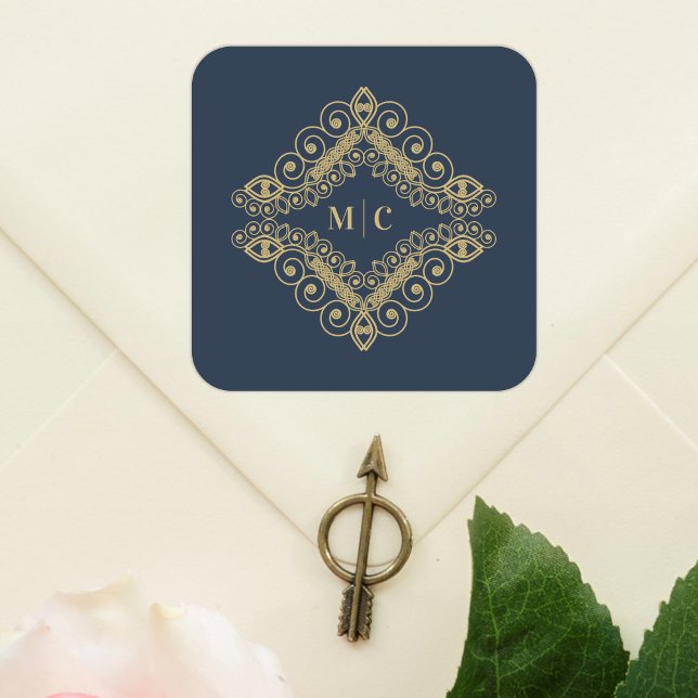 Initials Navy Blue Gold Sophisticated Swirly Quadratischer Aufkleber (Navy Blue & Fake Gold Elegant Sophisticated Fake Lace Swirly Ornament with Initials Square Sticker.)